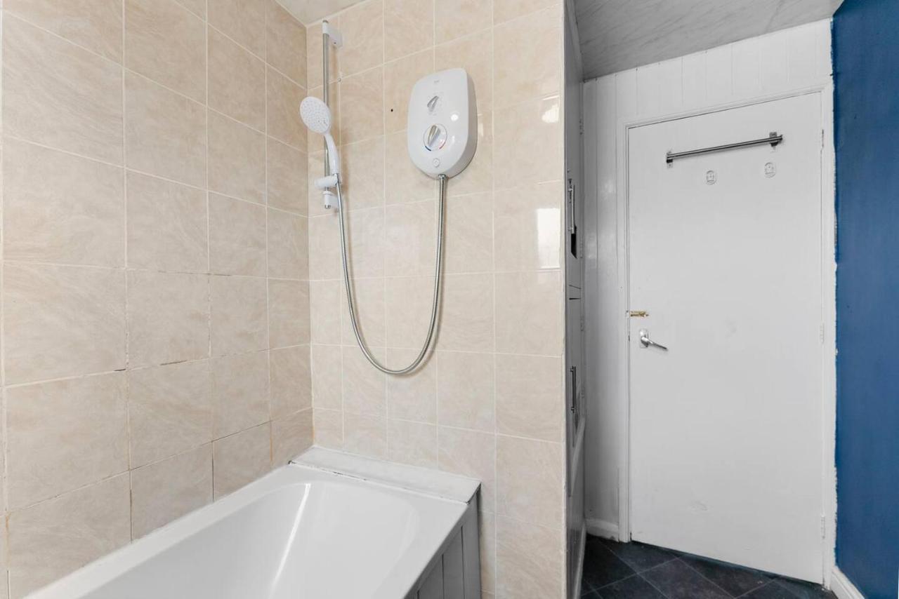 Sleek And Stylish 3 Bed House - Great Location Apartment Bolton Bagian luar foto