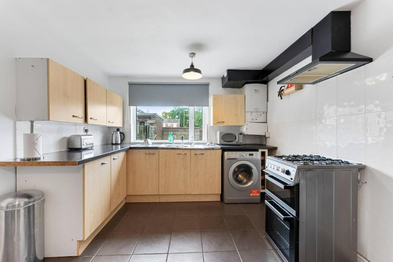 Sleek And Stylish 3 Bed House - Great Location Apartment Bolton Bagian luar foto